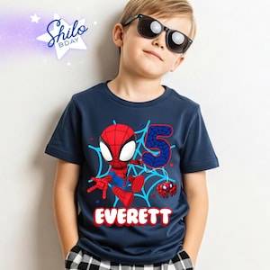 Pode incluir: Camiseta azul marinho com um desenho de desenho animado do Homem-Aranha, o n&uacute;mero 5 e o nome "Everett" em branco. O desenho inclui um Homem-Aranha vermelho e azul, uma teia de aranha azul e uma pequena aranha. A camiseta &eacute; para um anivers&aacute;rio.