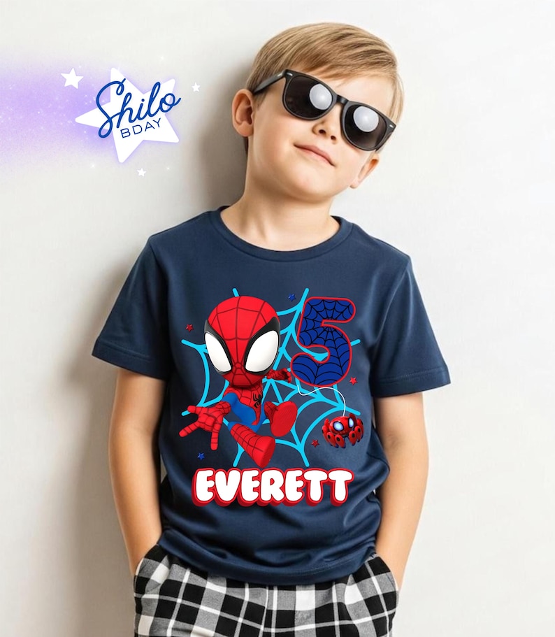 Pode incluir: Camiseta azul marinho com um desenho de desenho animado do Homem-Aranha, o n&uacute;mero 5 e o nome "Everett" em branco. O desenho inclui um Homem-Aranha vermelho e azul, uma teia de aranha azul e uma pequena aranha. A camiseta &eacute; para um anivers&aacute;rio.