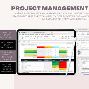 Könnte beinhalten: Ein digitales Tablet mit einer Projektrisikovorlage und einer Gantt-Diagrammvorlage, mit einem weißen Stift. Der Text lautet "Project Management Solution" und hebt Projektphasen, Budgets und Zeitpläne hervor.