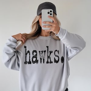 Hawks Typografie Maskottchen Design, PNG Datei, Digital Download, Sublimation DTF Design, Distressed Design, Sport Schulteams