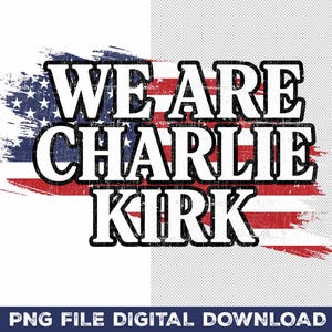 Op de afbeelding: Een digitale afbeelding met de tekst "WE ARE CHARLIE KIRK" in vette witte letters met een zwarte omlijning. De tekst is geplaatst tegen een verweerd Amerikaans vlagontwerp in rood, wit en blauw. De onderkant van de afbeelding luidt "PNG FILE DIGITAL DOWNLOAD".