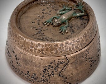 Tree Frog Round Box with Lid