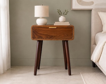 Massief houten nachtkastje met lade, handgemaakt in mid-century modern watervaldesign.