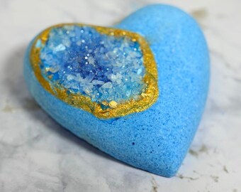 Bomba de baño geoda Corazón Azul, sales marinas para un baño relajante, cuidado de la piel natural y vegano.
