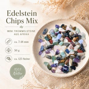 Könnte beinhalten: Eine Ansammlung von bunten Edelstein-Chips in einer runden Keramikschale. Der Text lautet: Edelstein Chips Mix, MINI TROMMELSTEINE AUS AFRIKA, ca. 7-18 mm, 50 g, ca. 125 Steine, 100% Natur. Die Steine sind poliert, unregelmäßig geformt und in Violett-, Grün-, Blau- und Brauntönen gehalten.