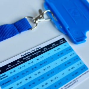 Insignia azul de estudiante de medicina de enfermería con cuadro de signos vitales pediátricos (imagen digital en formato PDF únicamente)