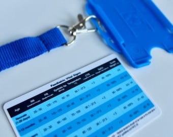 Insignia azul de estudiante de medicina de enfermería con cuadro de signos vitales pediátricos (imagen digital en formato PDF únicamente)