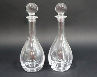 Two crystal carafes with stopper.