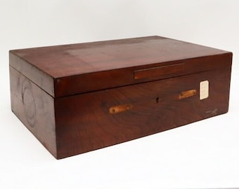 Oak storage box without handles and lock.