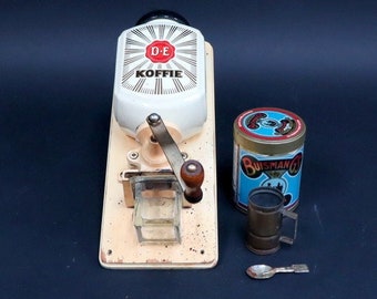 DE, Douwe Egberts Buismans - Nostalgic coffee grinder by DE Douwe Egberts, complete with coffee buddy and a can of Buisman.