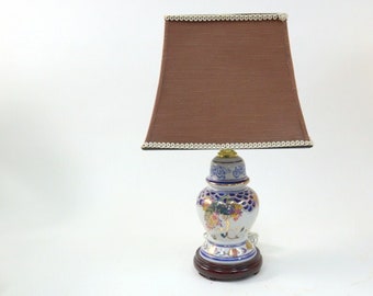 Vintage Tischlampe aus Keramik mit Schirm.