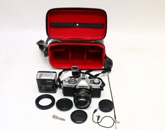 Minolta XG-1 est un appareil photo reflex 35 mm, ensemble appareil photo/flash/accessoires