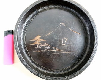 Antique Japanese bowl with an image of Mount Fuji.