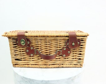 Panier de pique-nique en bambou vintage.