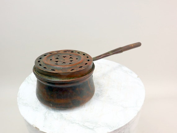Casserole en cuivre antique avec couvercle décoré et manche en bois -   France