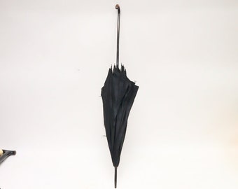 Parapluie ancien avec manche en bois