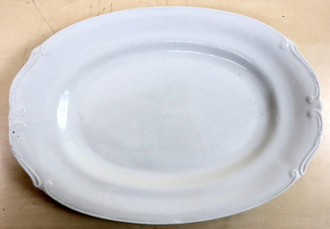 Dos antiguos barros blancos que sirven platos. Etsy