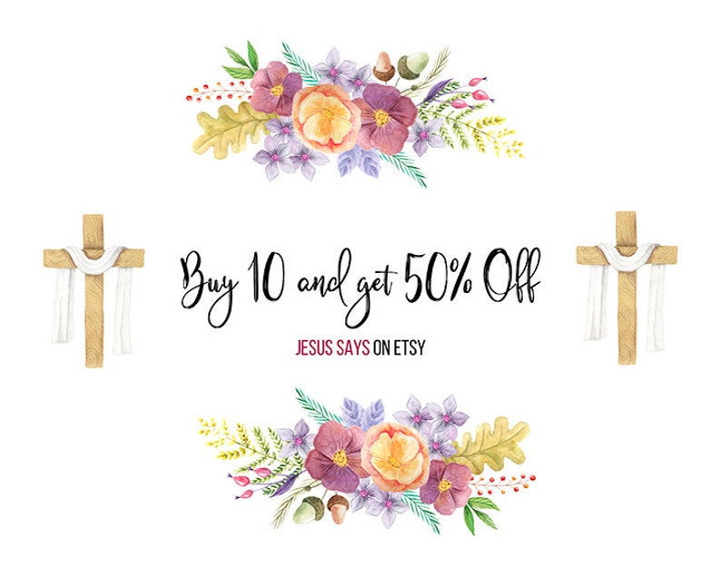 Puede incluir: Una ilustraci&oacute;n de acuarela de dos cruces de madera con tela blanca drapeada sobre ellas. Las cruces est&aacute;n rodeadas de guirnaldas florales con flores rosas, moradas y amarillas. El texto "Buy 10 and get 50% Off" est&aacute; escrito en letra cursiva negra. El texto "JESUS SAYS ON ETSY" est&aacute; escrito en una fuente m&aacute;s peque&ntilde;a debajo del texto principal.