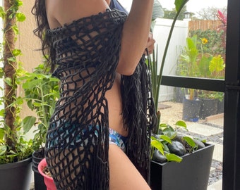 Saída de praia artesanal com acabamento desfiado, vestido de banho preto, estilo boho, modelo transparente, ideal para o Dia das Mães.