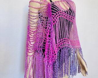 Saída de praia artesanal com acabamento desfiado, vestido de banho colorido, estilo boho, modelo transparente.