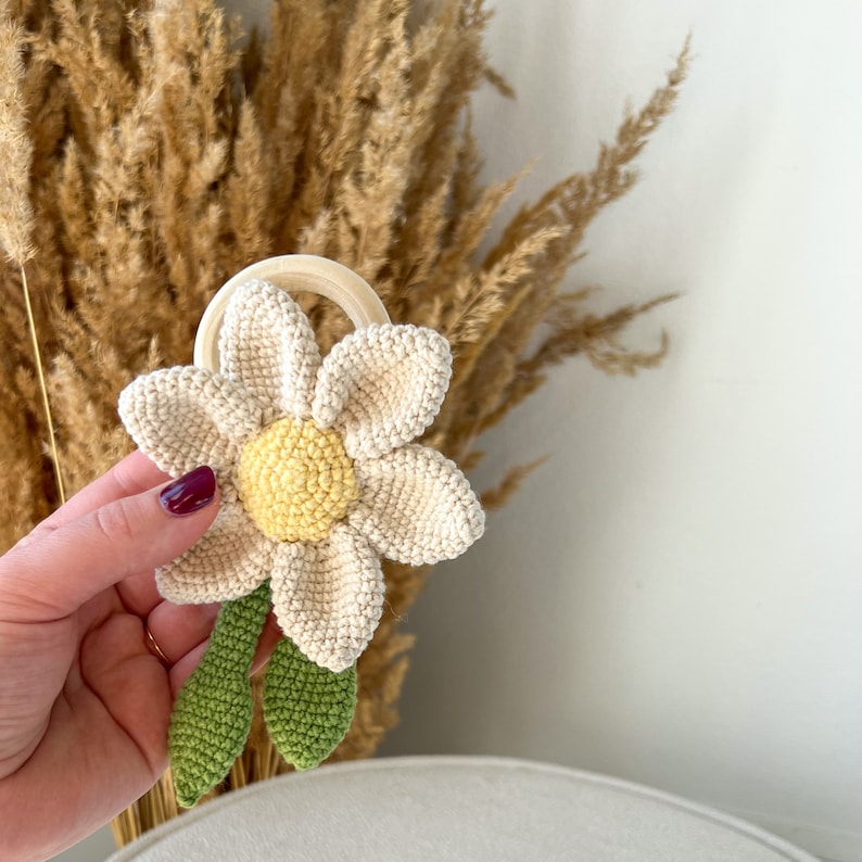 wzór szydełkowy na gryzaczek kwiatuszek ściągany, unikatowy prezent dla noworodka, bociankowe, od babci, łatwa w wykonaniu zabawka zdjęcie 8