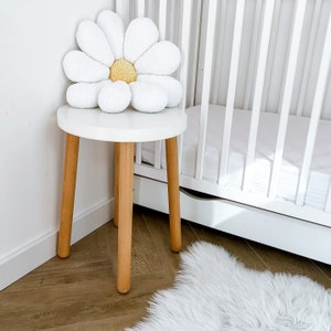 wzór szydełkowy na dużą stokrotkę poduszkę pasuje do boho sypialni pokoju nie tylko dla dziecka, metoda amigurumi wiosenny motyw kwiatka zdjęcie 3