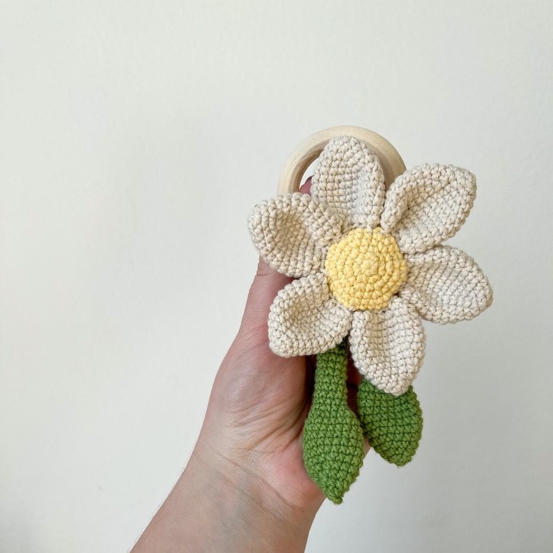 wzór szydełkowy na gryzaczek kwiatuszek ściągany, unikatowy prezent dla noworodka, bociankowe, od babci, łatwa w wykonaniu zabawka zdjęcie 7