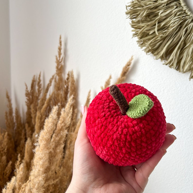wzór szydełkowy na jabłuszko naturalnych wymiarów, uzupełnienie jedzenia w zabawkowej kuchni dla dziecka zdjęcie 6