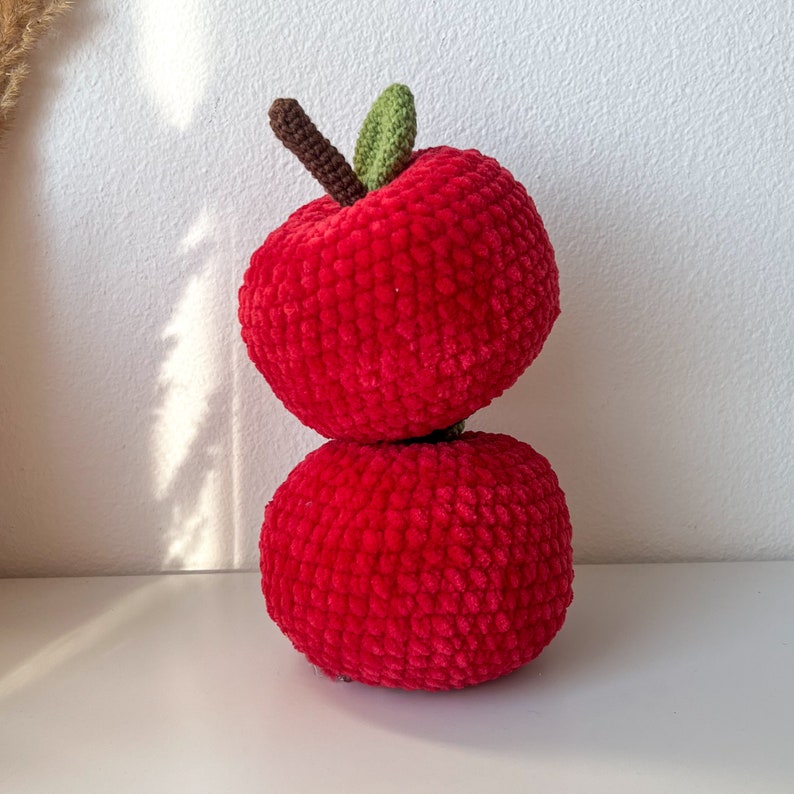 wzór szydełkowy na jabłuszko naturalnych wymiarów, uzupełnienie jedzenia w zabawkowej kuchni dla dziecka zdjęcie 2