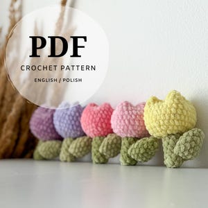 Peut inclure: Rangée de cinq tulipes crochetées aux couleurs violettes, roses et jaunes, avec des tiges et des feuilles vertes. L'image comprend le texte "PDF CROCHET PATTERN ENGLISH / POLISH" dans un cercle blanc.