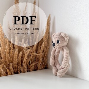 Peut inclure: Patron de crochet PDF pour un hochet en forme d'ours en peluche beige. Le patron est disponible en anglais et en polonais.