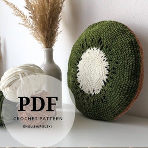 Peut inclure: Patron de crochet PDF pour un coussin en forme de kiwi. Le coussin est vert avec un centre blanc et des bords bruns. Le patron est disponible en anglais et en polonais.