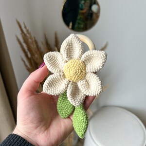 wzór szydełkowy na gryzaczek kwiatuszek ściągany, unikatowy prezent dla noworodka, bociankowe, od babci, łatwa w wykonaniu zabawka zdjęcie 4