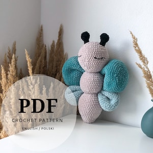 Puede incluir: Patrón de crochet PDF para un juguete amigurumi de mariposa rosa y turquesa. El patrón está disponible en inglés y polaco.