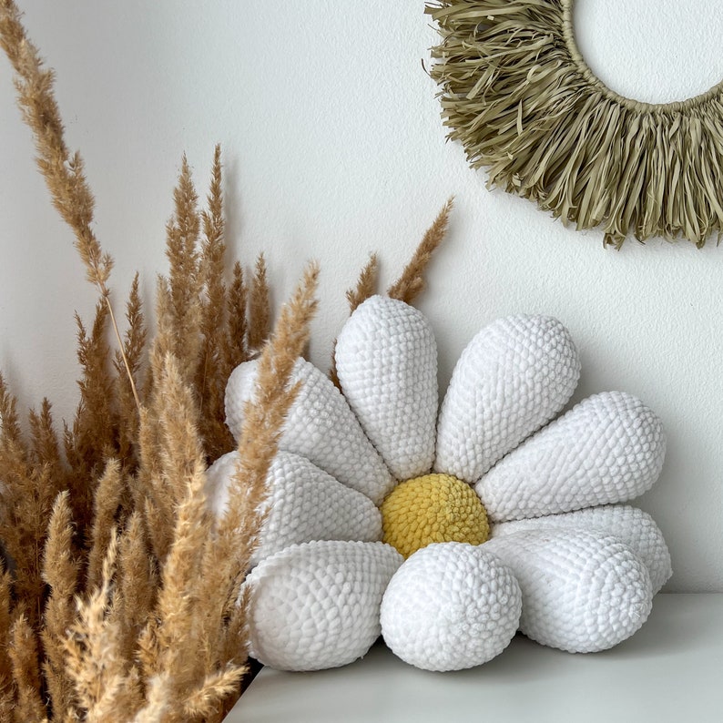 Häkelanleitung für ein großes Gänseblümchenkissen, passt in ein Boho-Schlafzimmer, nicht nur für ein Kind, Amigurumi-Methode, Frühlingsblumenmotiv Bild 2