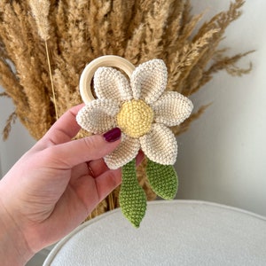 wzór szydełkowy na gryzaczek kwiatuszek ściągany, unikatowy prezent dla noworodka, bociankowe, od babci, łatwa w wykonaniu zabawka zdjęcie 2