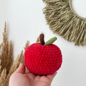 wzór szydełkowy na jabłuszko naturalnych wymiarów, uzupełnienie jedzenia w zabawkowej kuchni dla dziecka zdjęcie 8