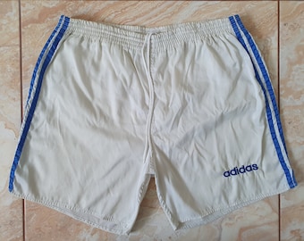 Pantalones cortos deportivos vintage Adidas de nailon brillante, fabricados en los años 90. Talla: L