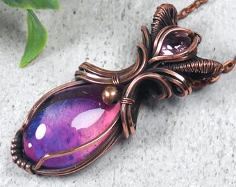 Collier pendentif fait main en verre clair de lune : cuivre vieilli enroulé de fil, accents de cristal
