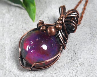 Collier pendentif en verre soufflé Moonglow - Bijoux artisanaux emballés dans du fil de cuivre