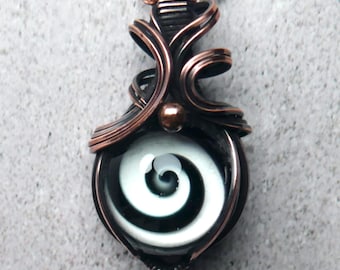 Pendentif phosphorescent en verre foncé : bijoux cauchemar emballés dans du fil de cuivre