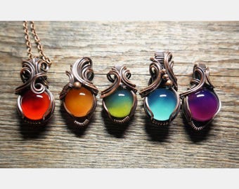 Collier pendentif en verre borosilicaté : bijoux artisanaux emballés dans du fil de cuivre
