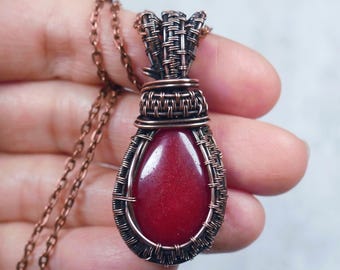 Pendentif enveloppé de fil de cuivre en cristal de jade rouge - Chaîne en cuivre oxydé