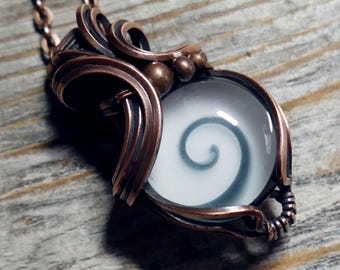 Pendentif enveloppé de fil de verre, spirale hypnotique, bijoux uniques en leur genre