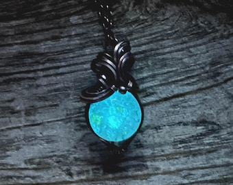 Pendentif enveloppé de fil métallique phosphorescent - Collier UV Aqua Glow unique