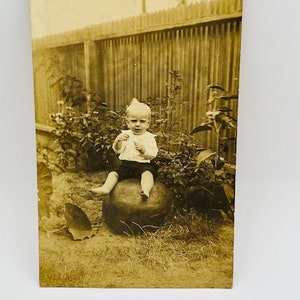 Antike echte Fotopostkarte 9 Monate alter Junge Handschriftliche Notiz