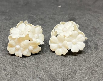 Vintage Clip On White Cluster Flower Earrings, Pinup Style Retro Earrings. Mid Century Modern Jewelry