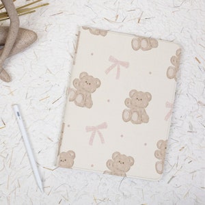 Bows Bear Beige Cute iPad Case with Apple Pencil Holder Cover for iPad 11/10/9 A16 2025 M3 Air 7/6/5 11" 10.9" 13" Pro 12.9 Inch 2024 M4 M2