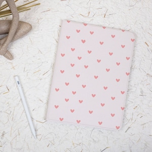 Minimalist Rosa Herz Niedlich iPad Fall mit Apple Pencil Halter für iPad 11/10/9 A16 2025 M3 Air 7/6/5 11 "10.9" 13 "2024 Pro 12.9" M4 M2