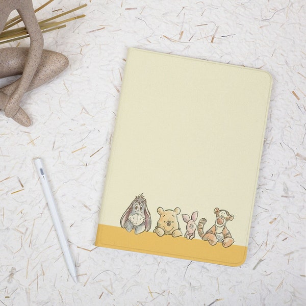 くまのプーさんと仲間たちのiPadケース、Apple Pencilホルダー付きカバー、iPad 11/10/9 Gen A16 2025 M3 Air 7/6/5 11インチ 10.9インチ 13インチ Pro 12.9インチ M4 M2 2024対応